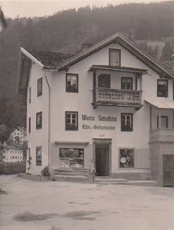 Historische Schwarz-weiß-Aufnahme eines Geschäftsgebäudes im Unterdorf von Zell am Ziller, um 1960
