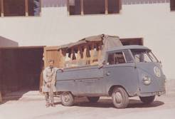 Historische Aufnahme eines VW-Lieferwagens der Firma vor der Werkstatt, 1966