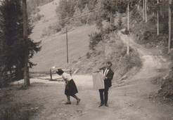 Historische Aufnahme einer Bilderlieferung auf einem Bergweg zum Enzianhof